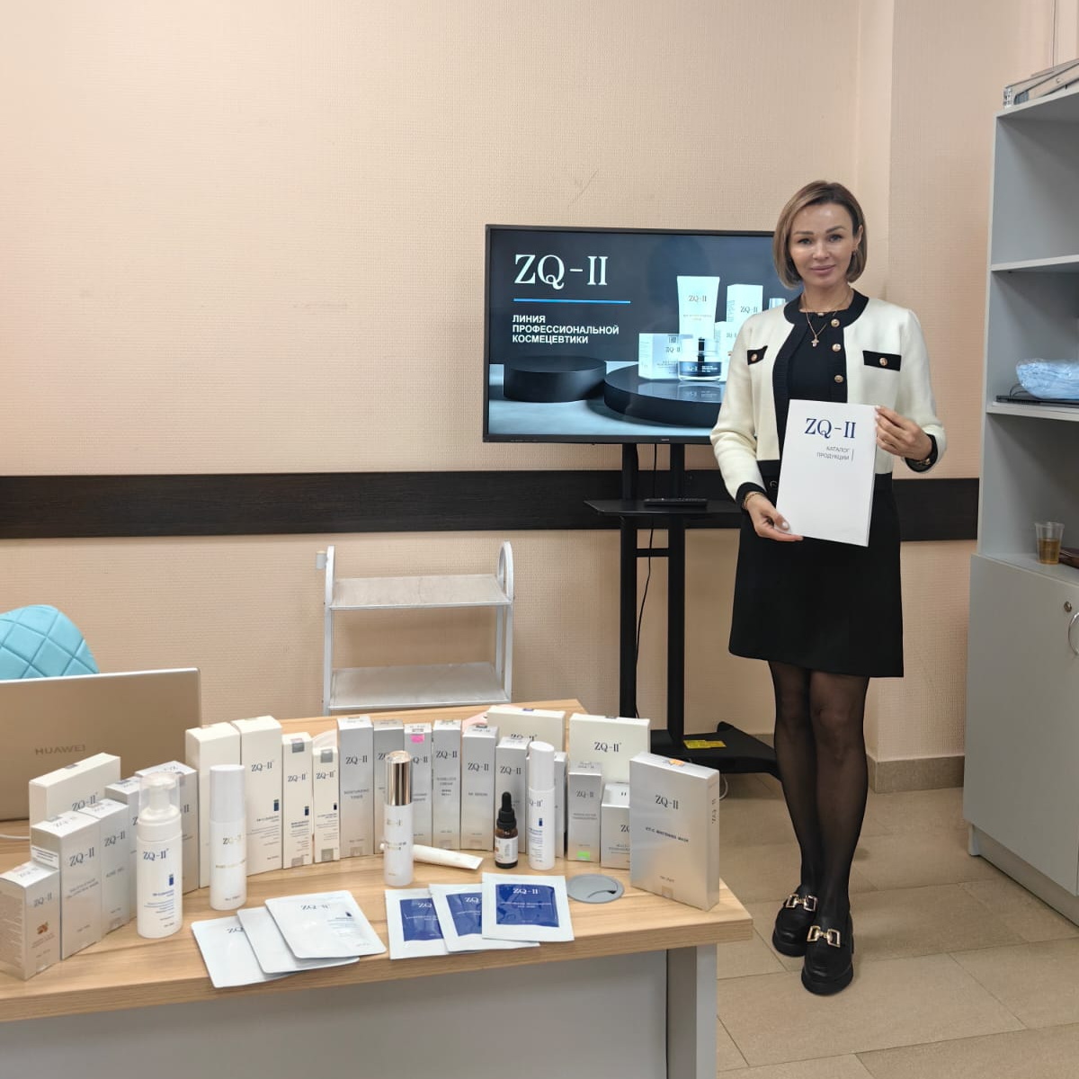 Seminar pelatihan dan kelas master untuk ahli tata rias dan klinik di Rusia